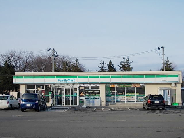 コンビニ　ファミリーマート　大曲田町店（コンビニ）まで556m
