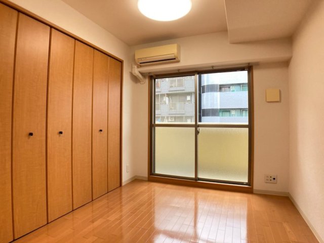 その他部屋・スペース　落ち着いた色調の寝室です