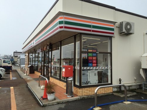 コンビニ　セブンイレブン 魚津持光寺店（コンビニ）まで838m