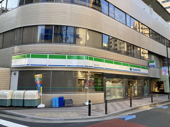 コンビニ　ファミリーマート麻布十番店（コンビニ）まで302m