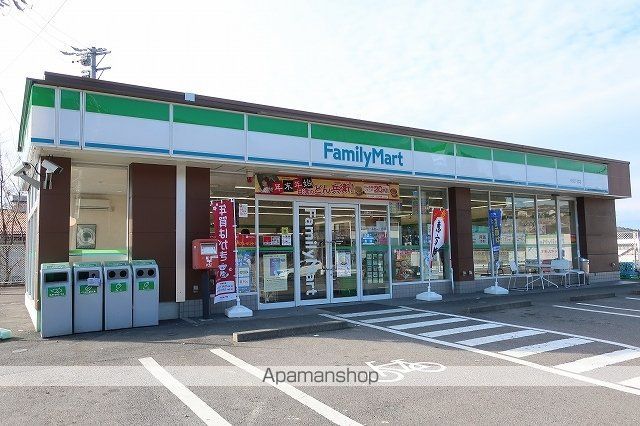 コンビニ　ファミリーマート（コンビニ）まで950m