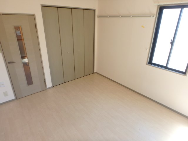 その他部屋・スペース　落ち着いた色調の寝室です