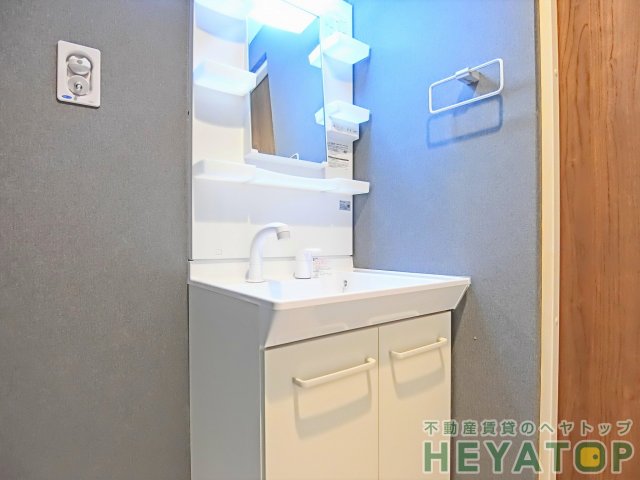 洗面設備　便利なシャワー付き洗面化粧台（同仕様写真）