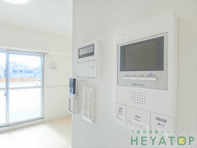 セキュリティ　モニター付きドアホンで安心確認（同仕様写真）