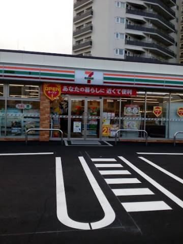 コンビニ　セブンイレブン札幌厚別中央3条店（コンビニ）まで104m