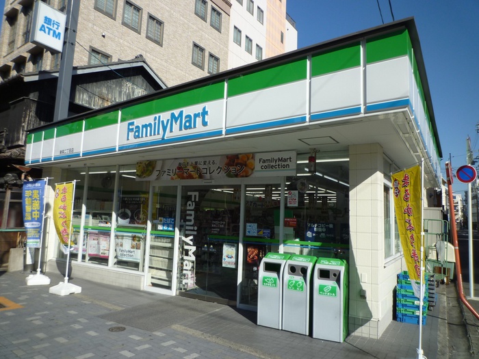 コンビニ　ファミリーマート（コンビニ）まで136m