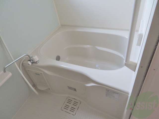 バス・シャワールーム　こちらのお風呂で一日の疲れを癒してください。