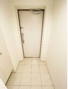 玄関　※写真は同タイプの別のお部屋です