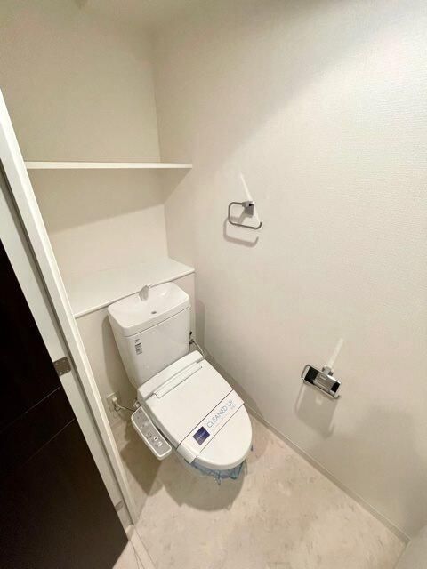 トイレ　落ち着いた色調のトイレです