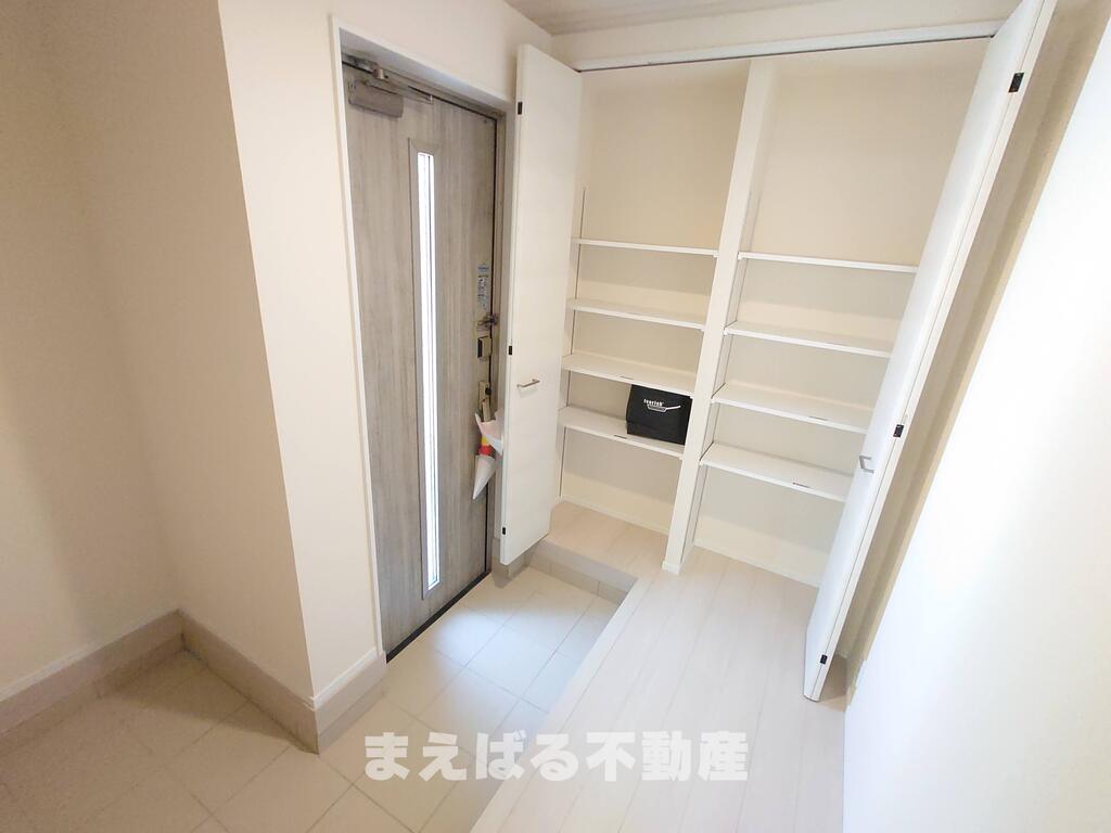 玄関　広い玄関スペース