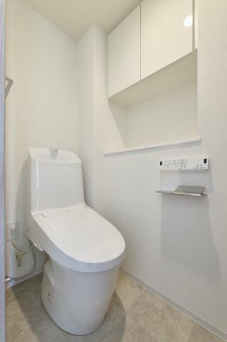 トイレ　落ち着いた色調のトイレです