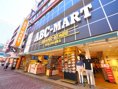 ショッピングセンター　ABC-MART Grand Stage横浜西口店（ショッピングセンター）まで998m