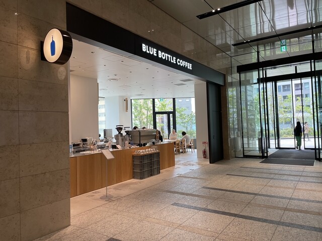 飲食店　BLUE　BOTTLE　COFFEE竹芝カフェ（飲食店）まで223m
