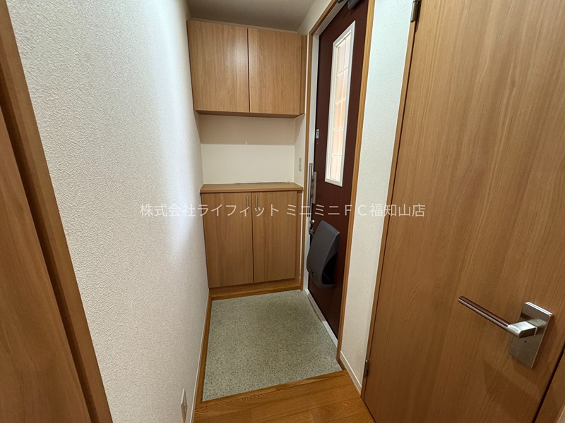 玄関　※同物件別部屋の写真です。