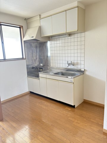 キッチン　窓のある明るいキッチンです