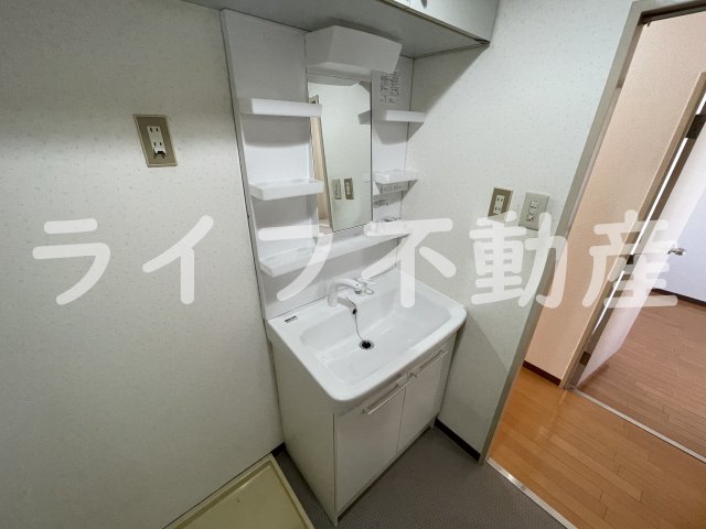 洗面設備　明るい洗面所です