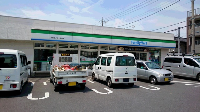 コンビニ　ファミリーマート杉並松ノ木一丁目店（コンビニ）まで472m