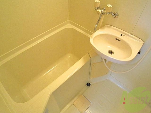 バス・シャワールーム　浴室ですが洗面台と一緒です！この浴室でごゆっくりして下さい！