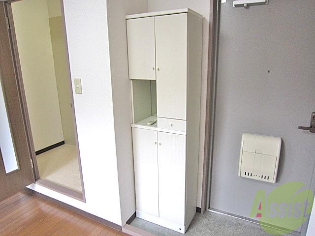 収納　このシューズボックスには小さい鏡がついております！。