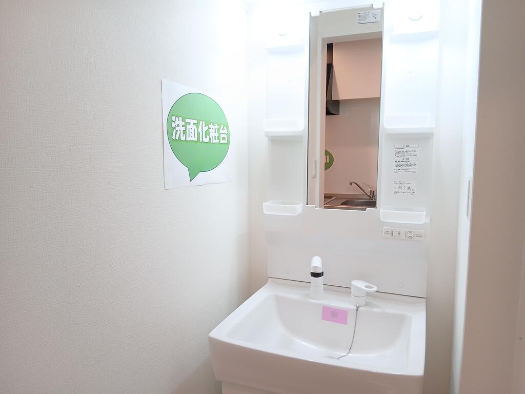洗面設備　シャワー付き洗面台です
