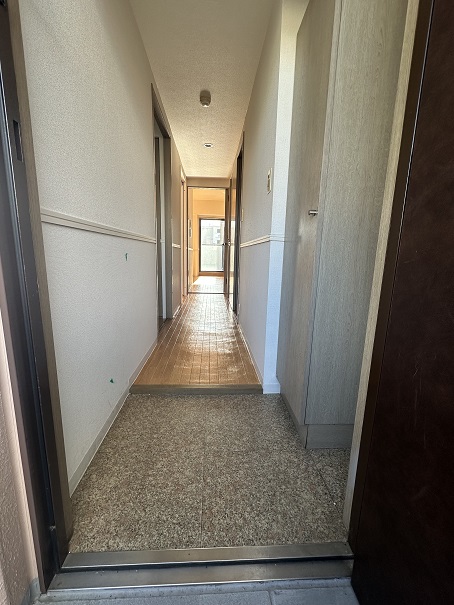 玄関　同型他号室の写真を掲載しています。