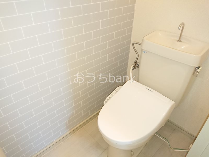 トイレ　清潔感のある洋式トイレは温水洗浄便座がついてます。