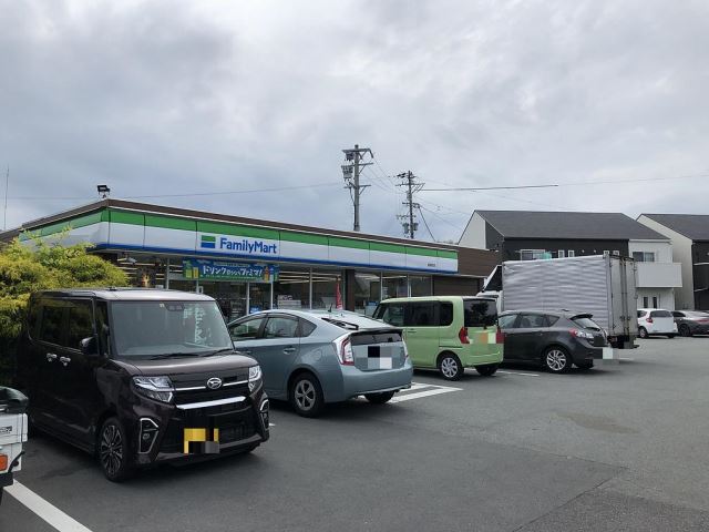コンビニ　ファミリーマート（コンビニ）まで1800m