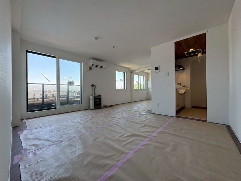 居室・リビング　木目のフローリングは落ち着きのある印象のお部屋になりますね。