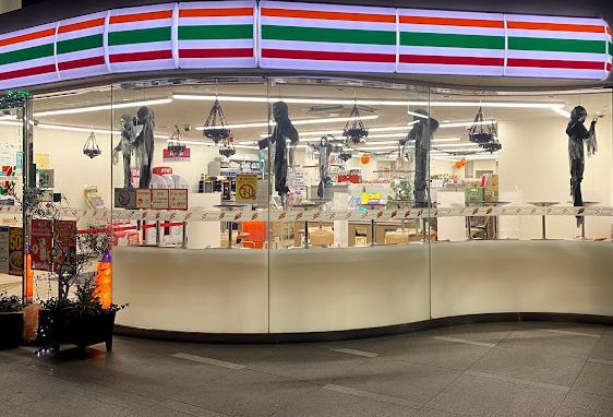 コンビニ　セブン－イレブン西新宿新和ビル店（コンビニ）まで671m