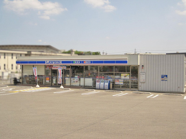 コンビニ　ローソン香芝本町店（コンビニ）まで921m