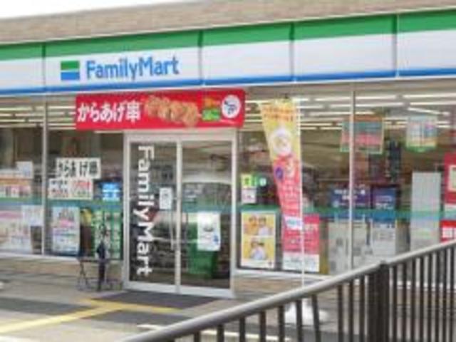コンビニ　ファミリーマート香芝下田西店（コンビニ）まで1049m