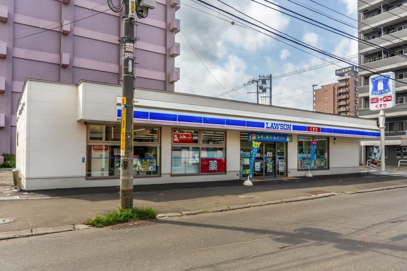コンビニ　ローソン札幌南7条西八丁目店（コンビニ）まで73m