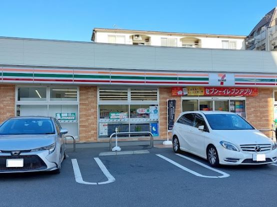 コンビニ　セブン－イレブン目黒鷹番１丁目店（コンビニ）まで300m