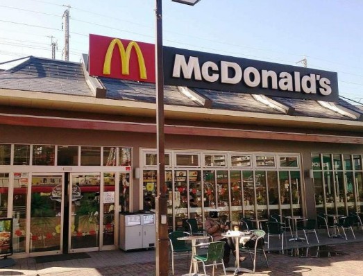 飲食店　マクドナルド 王子店（飲食店）まで882m