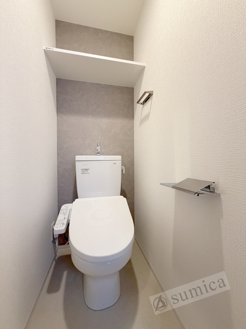トイレ　人気アイテムの温水洗浄便座。清潔感のあるトイレです。