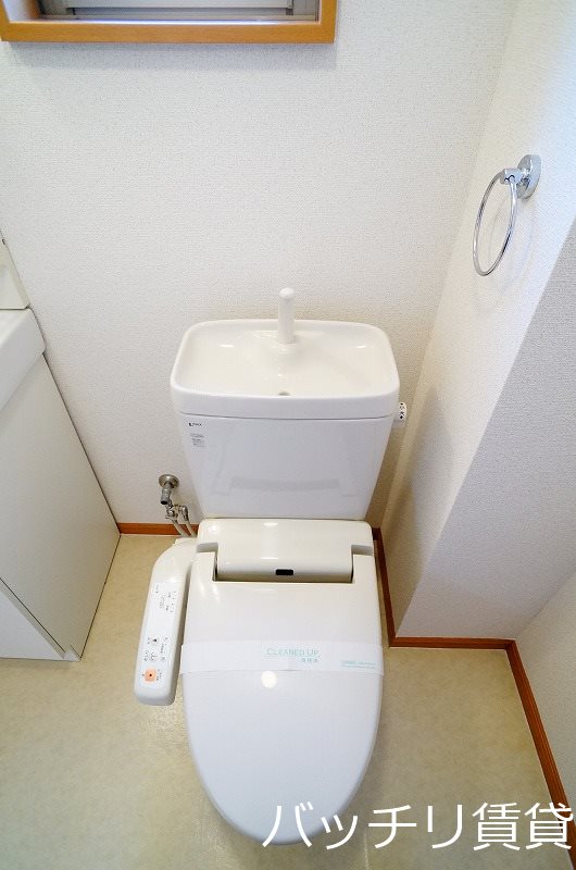 トイレ　※画像は同型タイプの為、現状を優先。