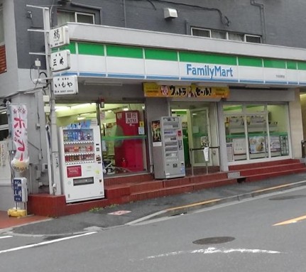 コンビニ　ファミリーマート市谷田町店（コンビニ）まで612m