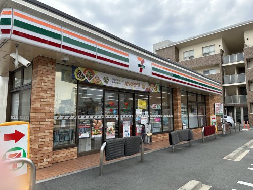 コンビニ　セブンイレブン（コンビニ）まで562m