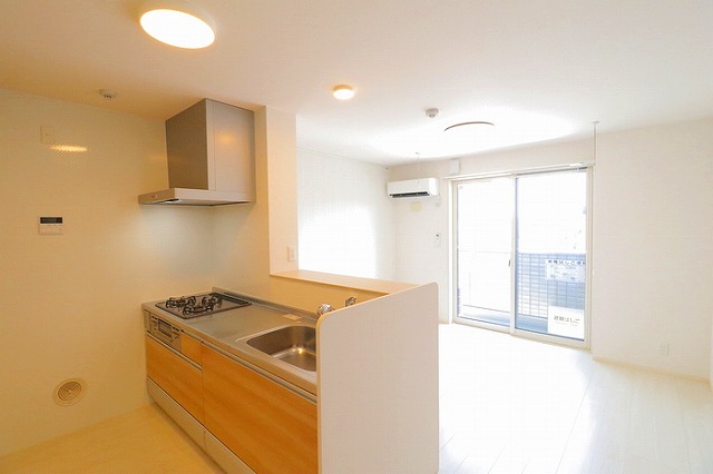 キッチン　3口グリル付の対面式システムキッチンです。