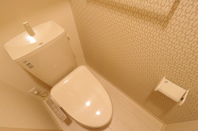 トイレ　温水洗浄暖房便座付のトイレです。