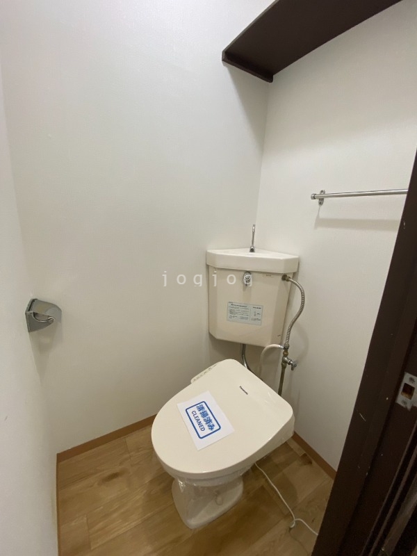 トイレ　嬉しい温水洗浄便座付きのトイレです。