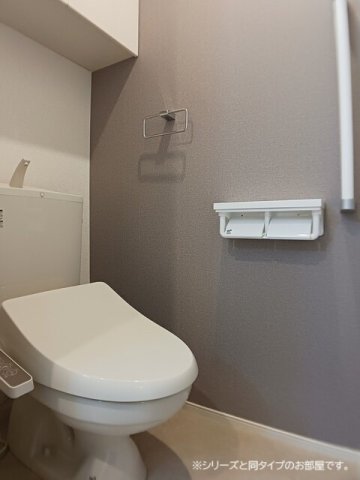 トイレ　落ち着いた色調のトイレです