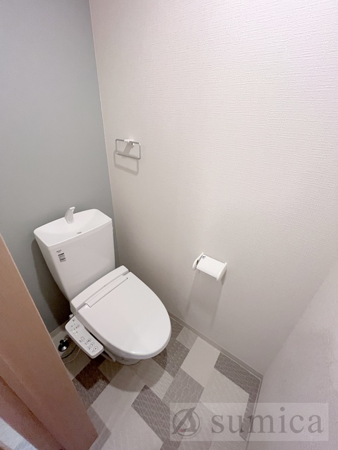 トイレ　人気アイテムの温水洗浄便座。清潔感のあるトイレです。