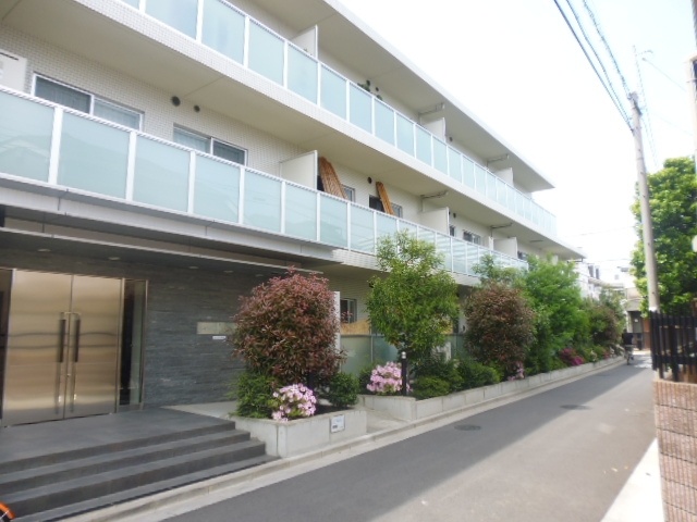 建物外観　鉄筋コンクリート造のがっちりとした造り。