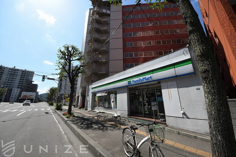 コンビニ　ファミリーマート札幌中の島店（コンビニ）まで377m
