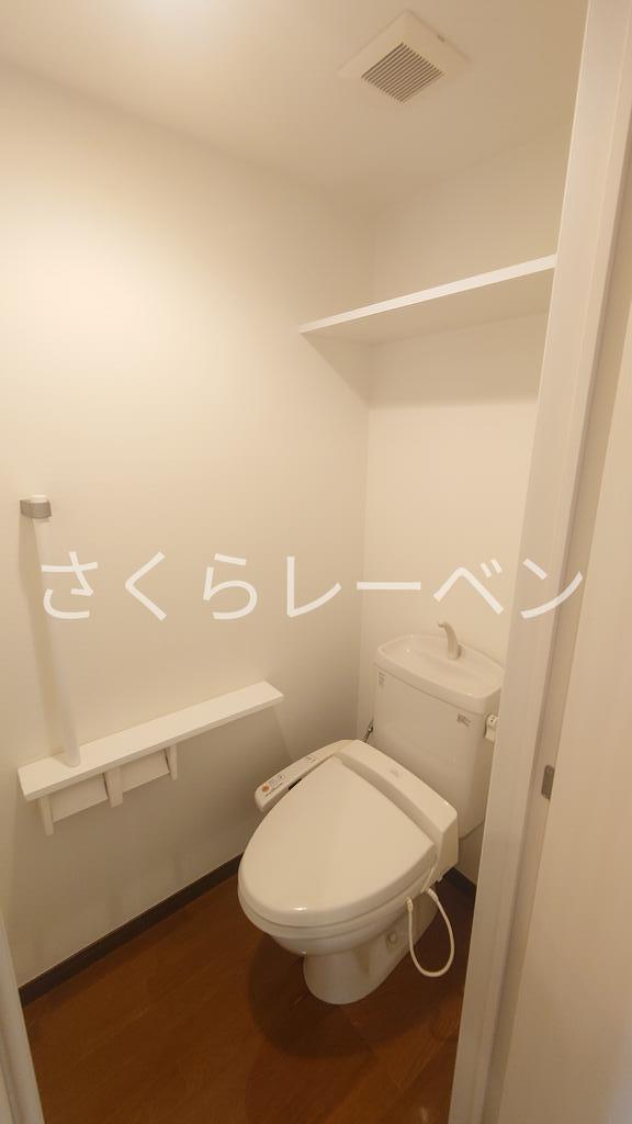 トイレ　温水洗浄便座付きです