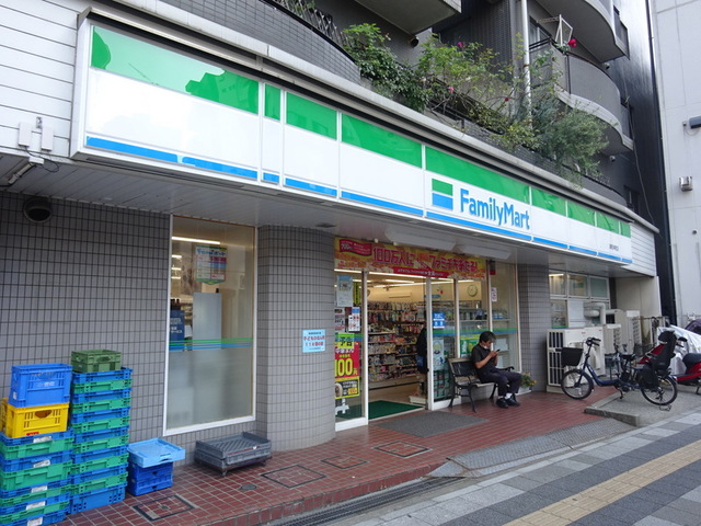 コンビニ　ファミリーマート浦和仲町店（コンビニ）まで729m