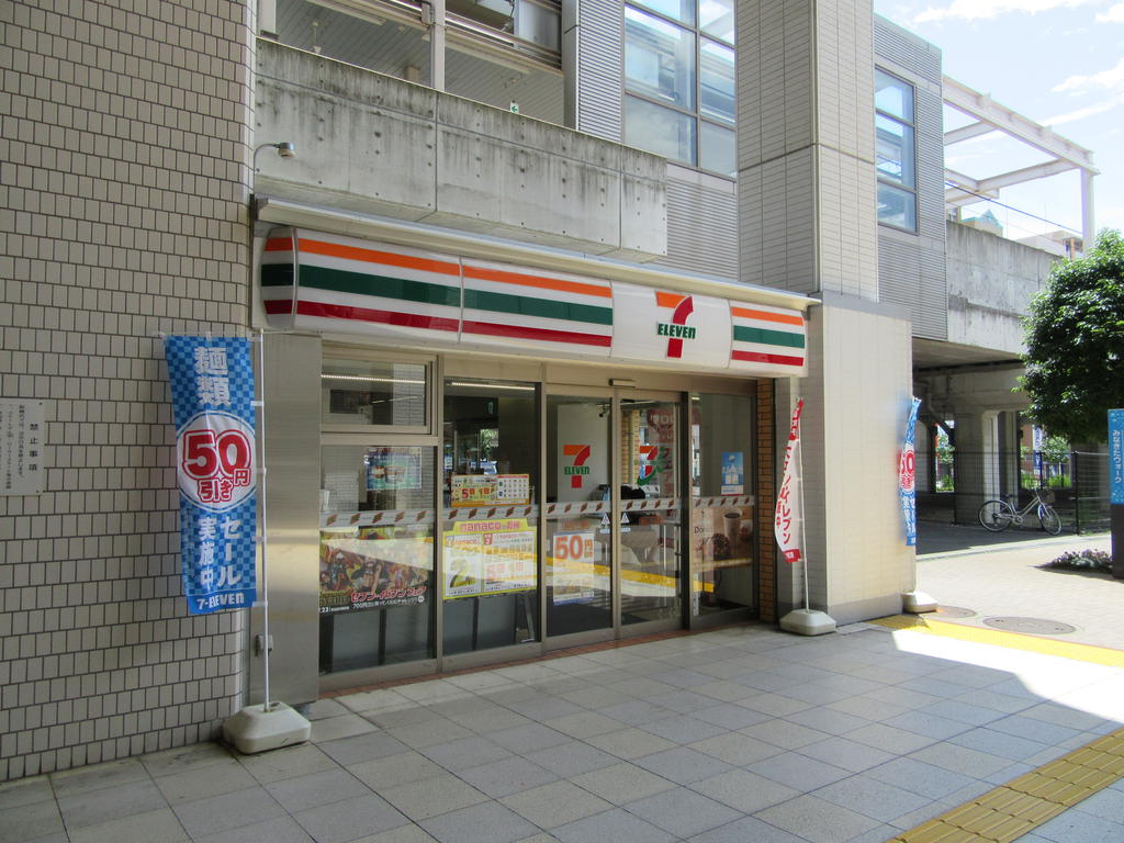 コンビニ　セブンイレブン横浜センター北駅店（コンビニ）まで285m