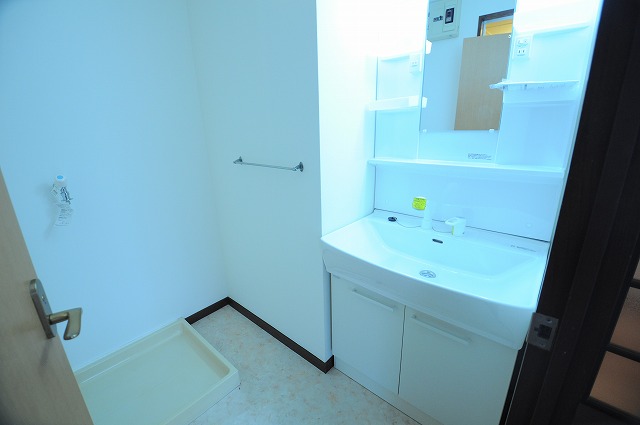 洗面設備　別部屋参考画像です