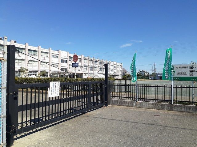 小学校　一宮市立　赤見小学校（小学校）まで900m
